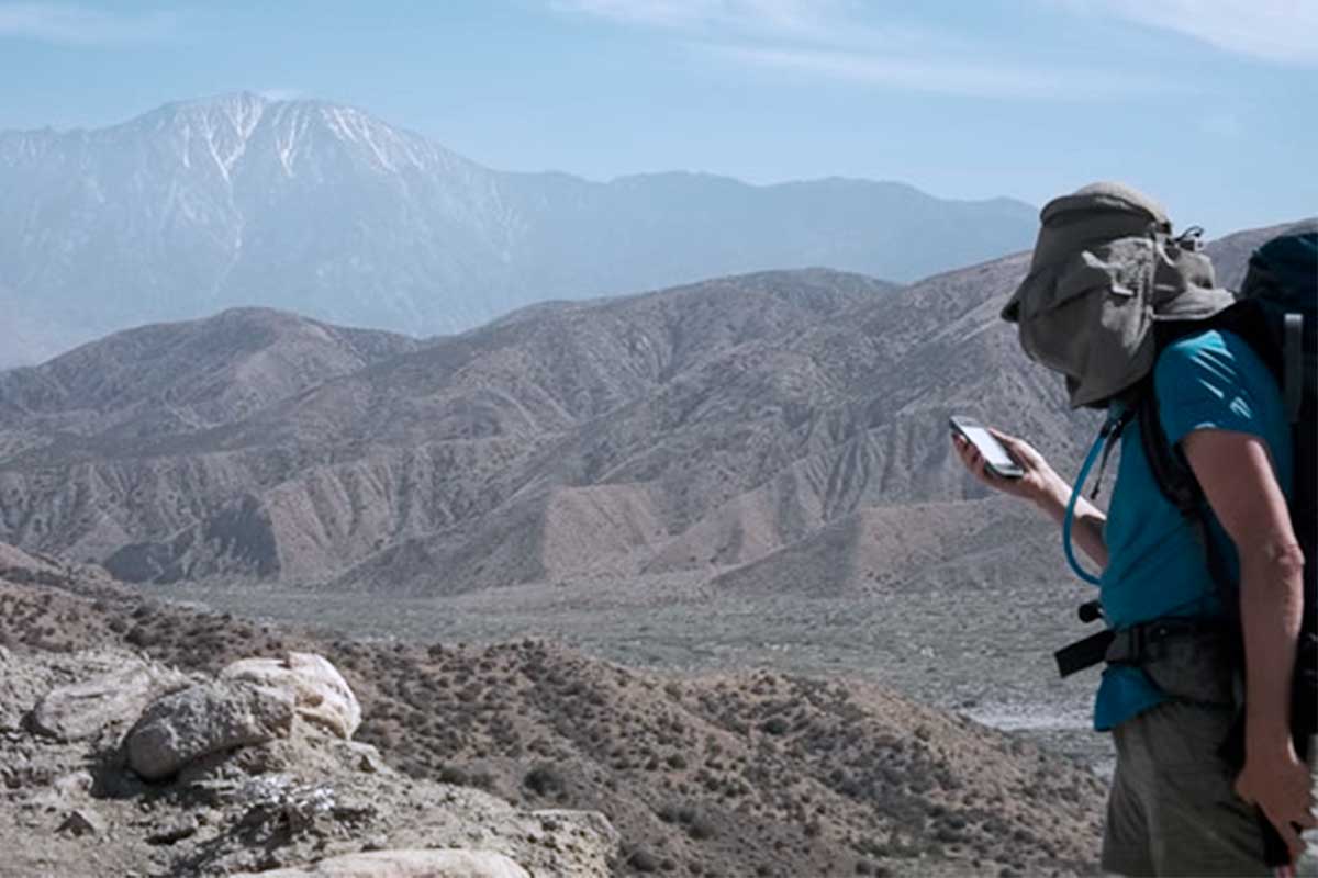 cargar el móvil en la montaña