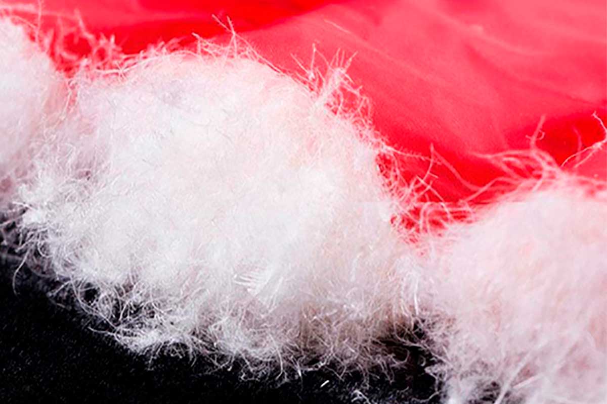 pluma o fibra sintética en la ropa de montaña