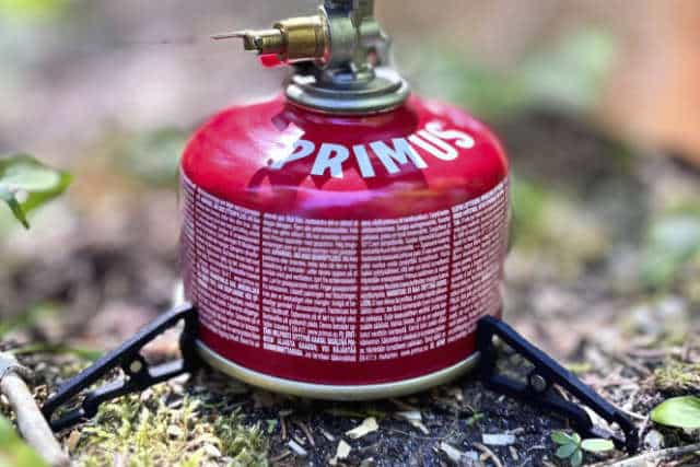 magnetic support for gas canister